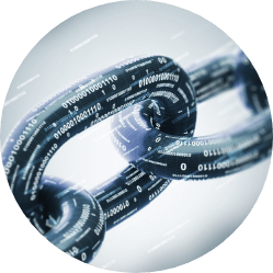 Eine Teilglied einer Kette, auf dieser sieht man einen Binären Code. Der Code läuft über die einzelenen Kettenteile hinweg und verbindet die Einzelteile miteinander.