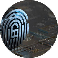 Ein Bildausschnitt einer Hauptplatine in einem Computer, darauf ist ein stilisierter Fingerabdruck aufgestellt, mit einem Vorhängeschloss in der Mitte.